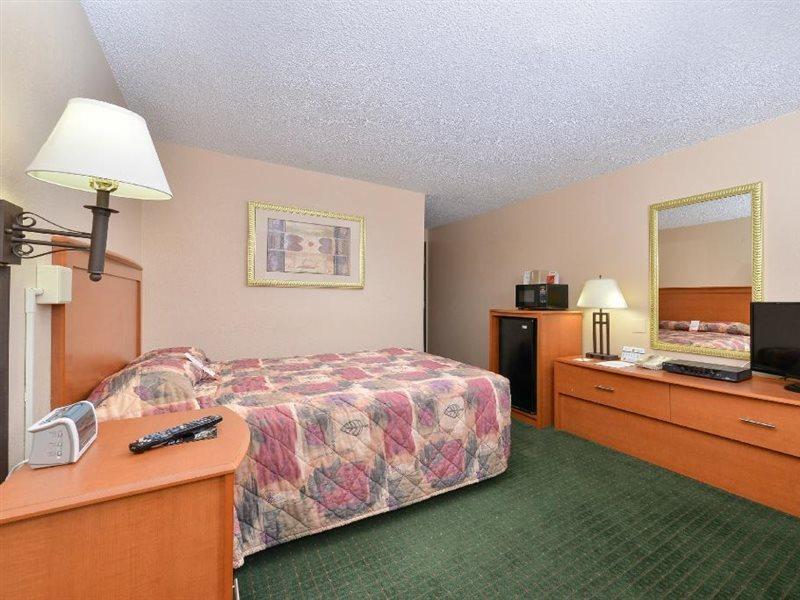 Super 8 By Wyndham Casper West By The River Exterior foto